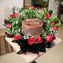 بوكيه ورد وكيك شوكولاتة